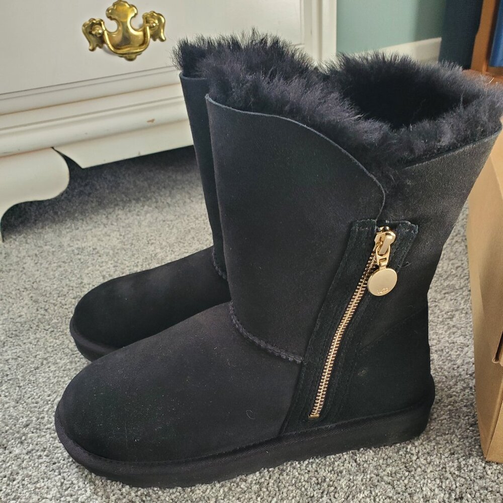 UGG Bailey Zip Short Size 8 Black
